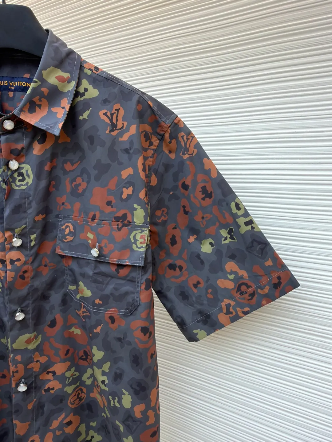 LOUIS VUITTON printed short-sleeved work shirt ●Original version: Purchased and developed for 12000 ●Item number: 1681018-A35 ●Fabric: cotton poplin fabric ●Technology: digital direct printing ●Version: fitted version ●Weight: about 270 grams ●Size: S-M-L-XL ●Description: This short-sleeved shirt is made of cotton poplin with a leopard-style camouflage pattern, and Monogram is combined with rich tones. Blend into it, exuding the rockabilly vibe of the Fall/Winter 2025 show. Patch pockets and glossy buttons accentuate workwear details, adding urban flair to everyday looks. The overall wiring is straight and delicate, the fabric is comfortable and soft, and the color is consistent without color difference. It can be matched with the same style to create a fashionable look and control various occasions. Customized accessories, complete with three standards, same style for men and women!